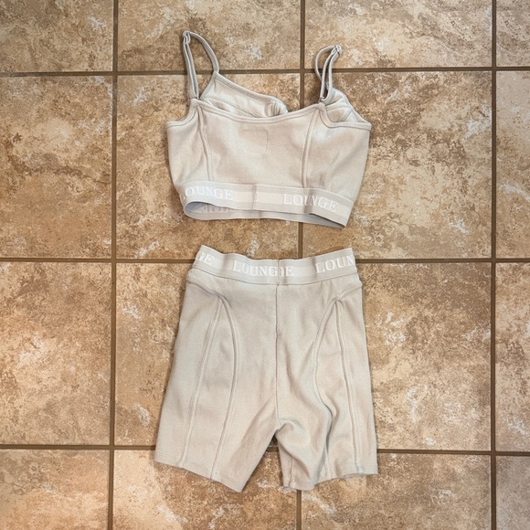 Lounge Set - Picture 2 of 4